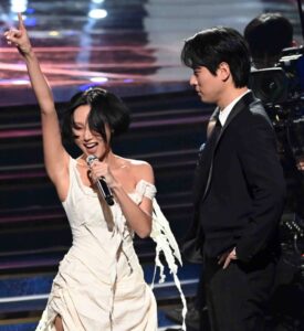 Hwasa dancing before Park Jung-min