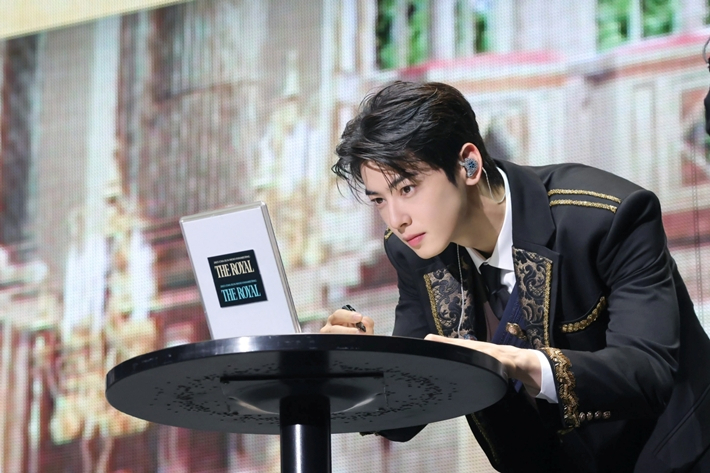 Actor and singer Cha Eun-woo mired in a tax evasion scandal.