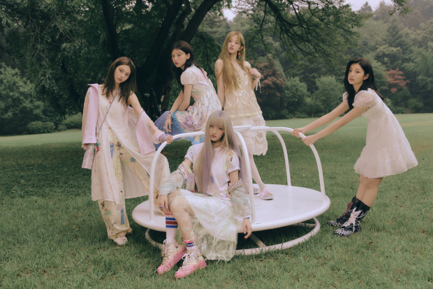 Illit members pose in a photo session.