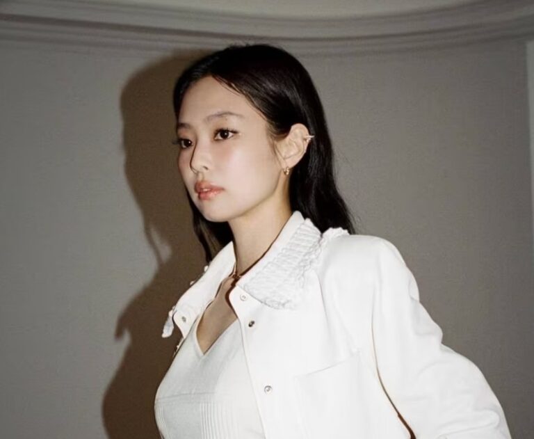 Jennie poses at a photo session ( Photo Credit / Jennie's Instagram)