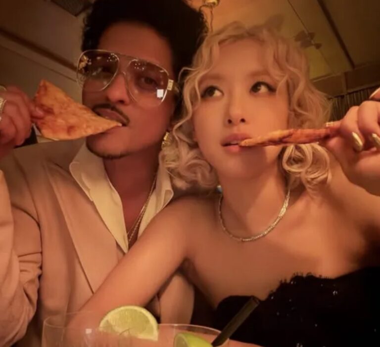 Rose and Bruno Mars enjoy pizza after the opening ceremony for the Grammy Awards.