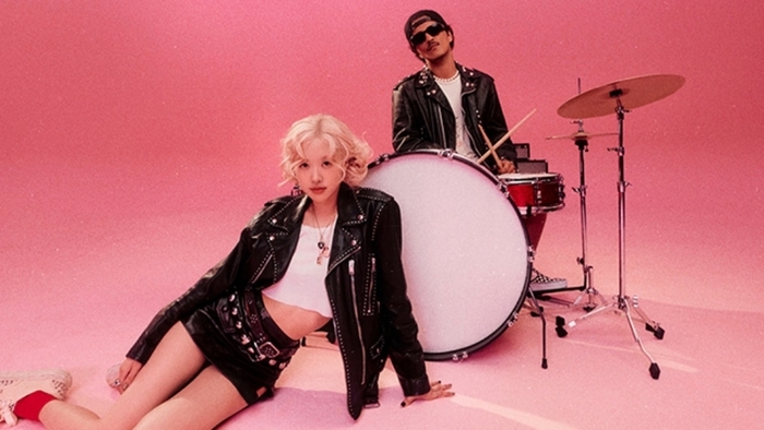 Rose and Bruno Mars pose in the music video of "APT"