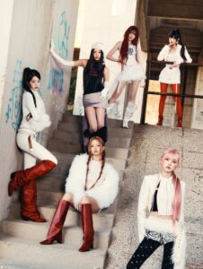 IVE members pose for a photo.