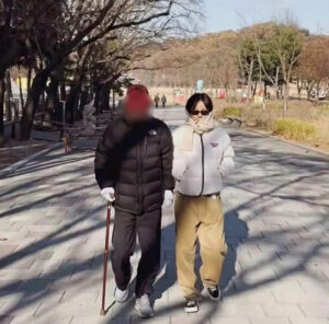Lee Hyo-ri takes a walk with her father in an unidentified place. (Photo / Hyori sister SNS)