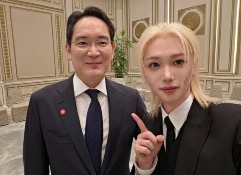 Stray Kids Felix poses with Samsung Chairman Lee Jae-yong at Cheong Wa Dae on April 3.