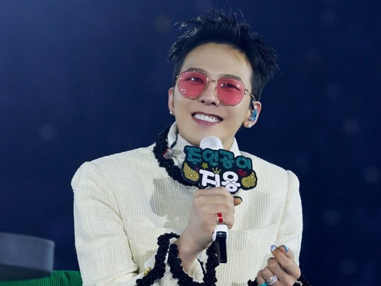 G-Dragon speaks at a meeting.
