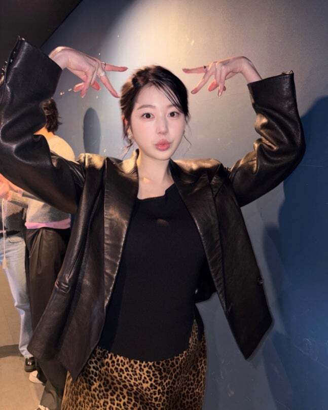 Jang Da-A, sister of Jang Wonyoung of IVE, poses for a camera.