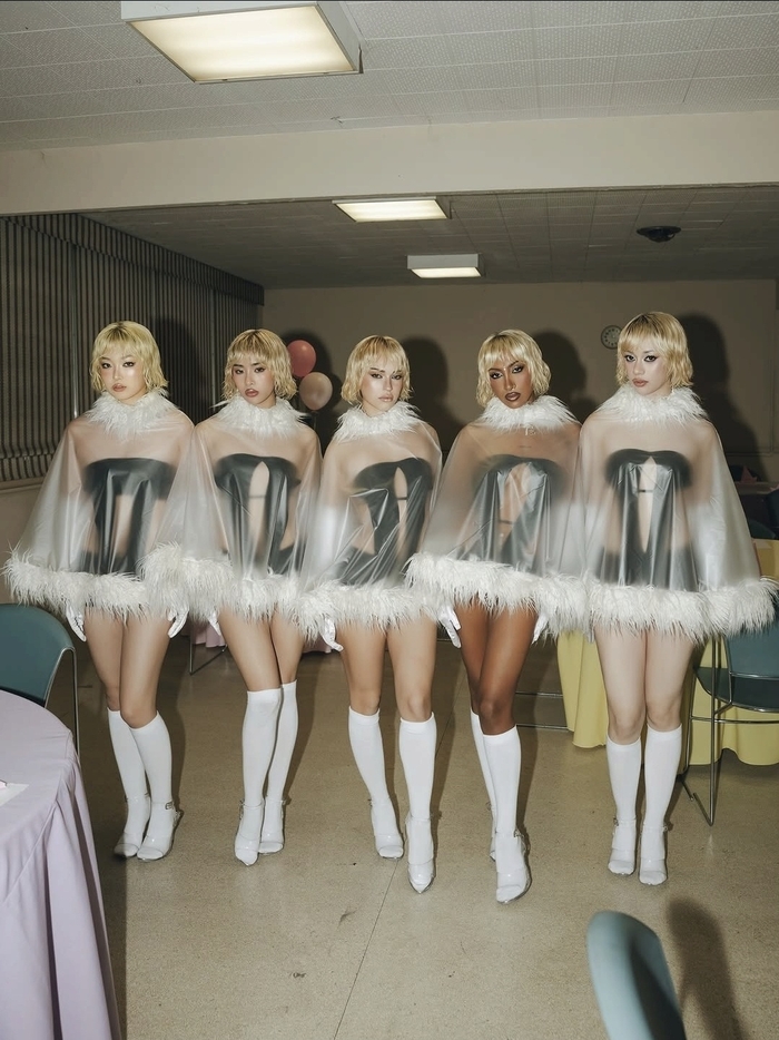 The concept photo of KATSEYE's new single album"Pinky Up."