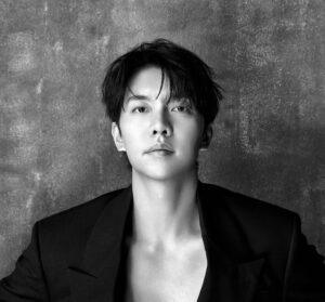 Lee Seung Gi poses for a photo.