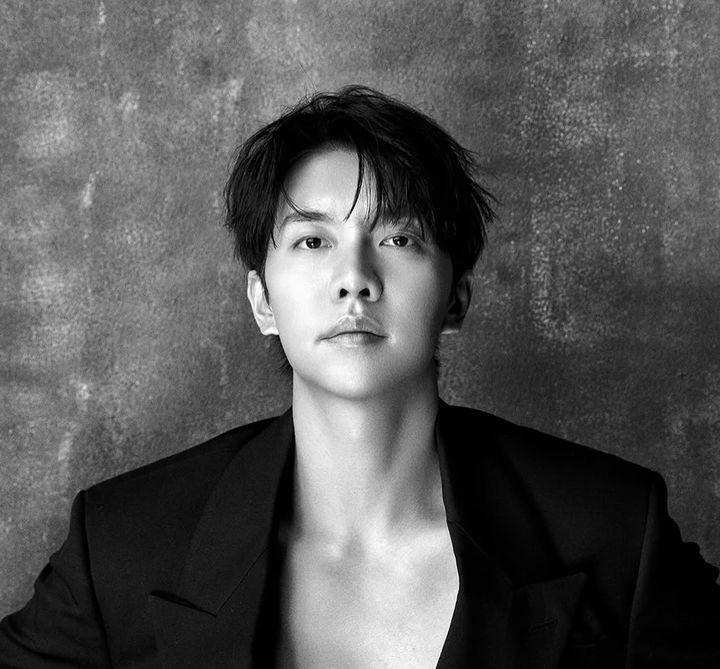 Lee Seung Gi poses for a photo.