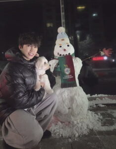Lim Young-woong poses with his pet on a snowy day.  (Lim Young-woong SNS)