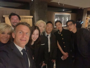 Frech president Macron takes a photo with Felix and other Korean political and cultural figures. 