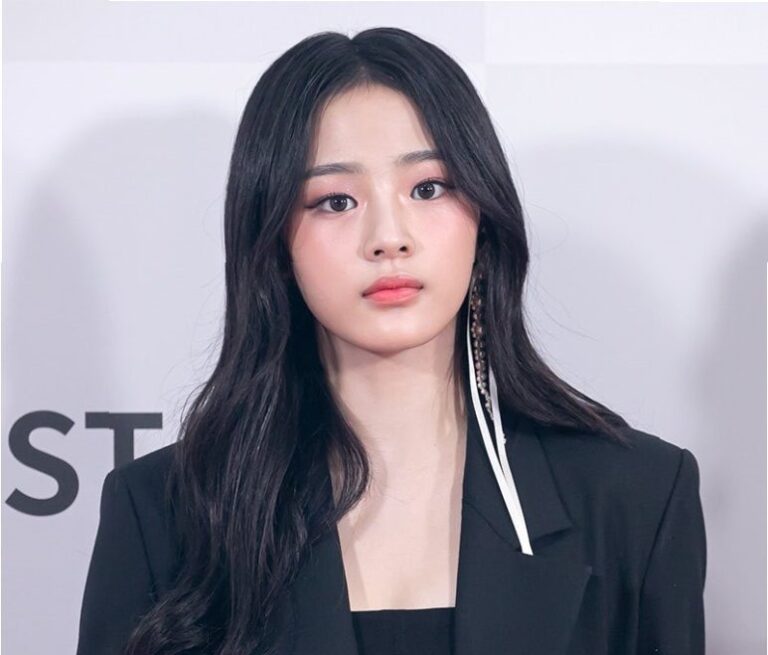 Minji, a member of NewJeans, poses for a camera.