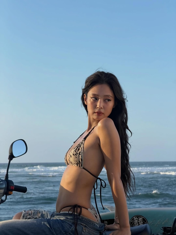 Jennie poses for a photo shooting with her bikini suit.