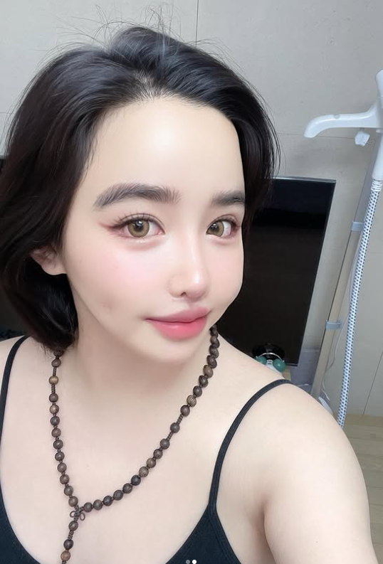 Park Bom’s Bare-Faced Selfie Sparks Praise as Fans Notice Big Change