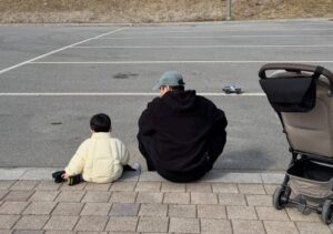 Eric of Shinhwa sits with his son.
