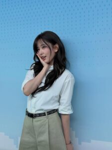 Fresh and radiant, An Yujin showcases her signature beauty in a lively citrus‑themed setting at the Seoul pop‑up store.