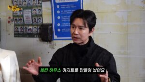 Kim Minjong speaks at  the "No Back, Tak Jaehoon" YouTube channel.