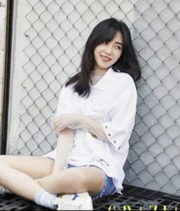 Kwon Mina take a photo for her Instagram.