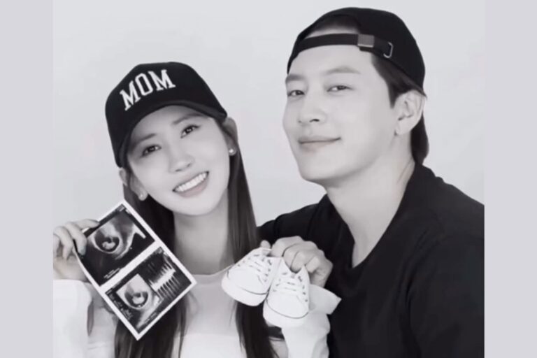 Lee Da‑hae and SE7EN smile while holding ultrasound photos and baby shoes, celebrating their first pregnancy.