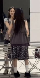 A photo showing Hyerin and haein is circulating in online community.