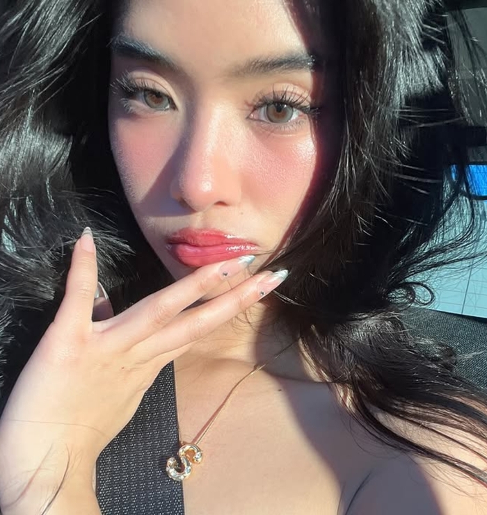 KATSEYE’s Sophia poses for a close-up selfie shared on Instagram.